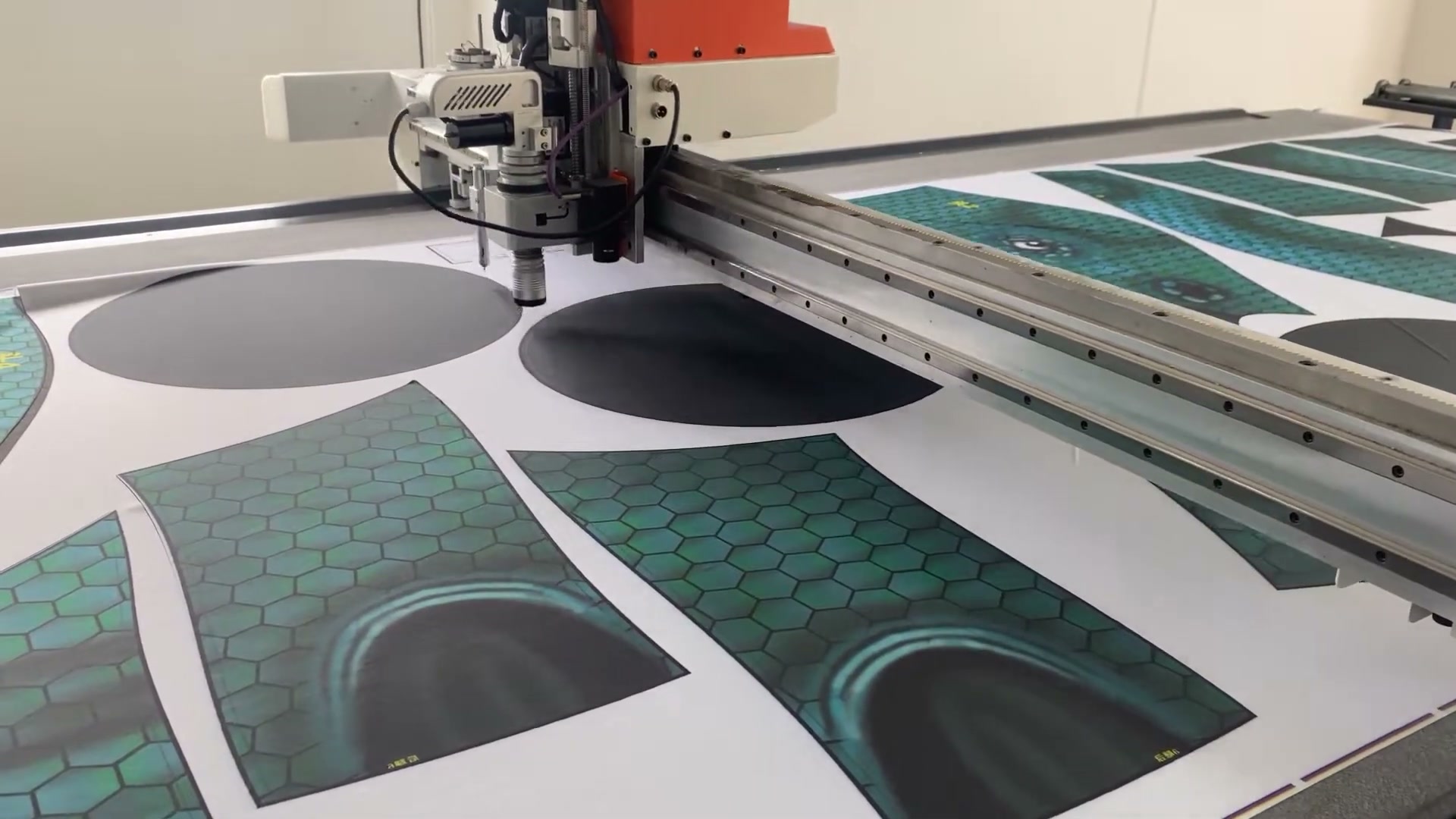 Ilustracja cięcia po obrysie na innym modelu CNC — nie hala RAFFA